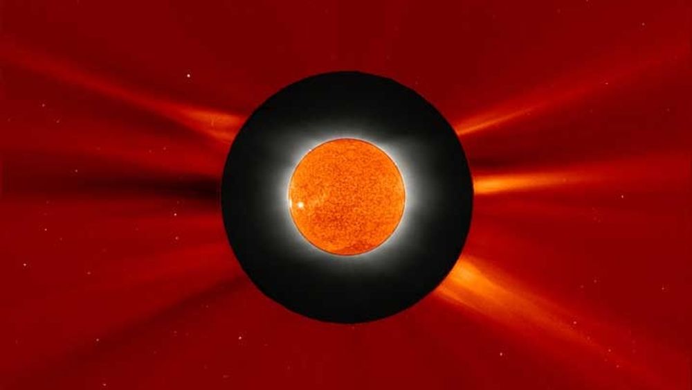 Dette unike bildet av solformørkelsen 29 mars er satt sammen av bilder fra Hellas og fra romobservatoriet SOHO. Selve Solen (som under formørkelsen er skjult av Månen) er observert fra SOHO satellitten  som ligger badet i sol selv under formørkeslene. SOHO befinner seg 1.5 millioner km fra Jorden , omtrent 4 ganger lenger vekk enn Månen.