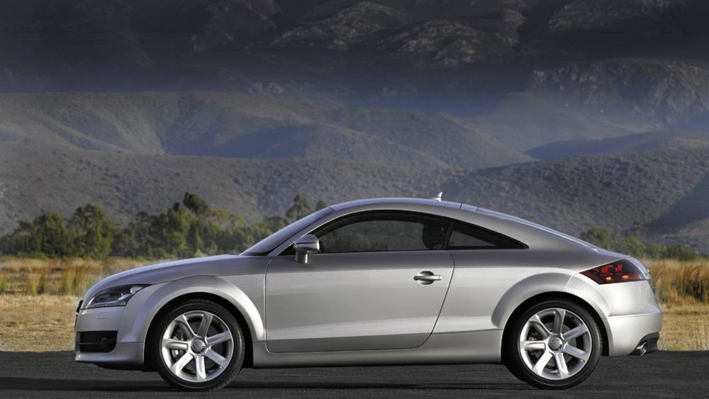 Audi TT i ny utgave. Hekkspoiler har den også, men den ser du ikke før du lar de 200 hestene få bilen til å passere 120 km/t. Bilen bruker 6,4 sekunder på å komme opp i 100 km/t. Vil du ha en sprekre utgave, får du den med V6 og 250 hk.