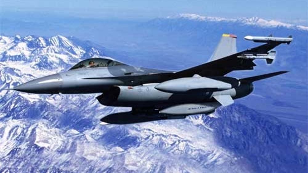 SKARPERE: Ny teknologi gjør Norges aldersstegne F-16 kampfly litt skarpere i den spisse enden, nå som vi kjøper amerikansk JDAM-system med styrte bomber.