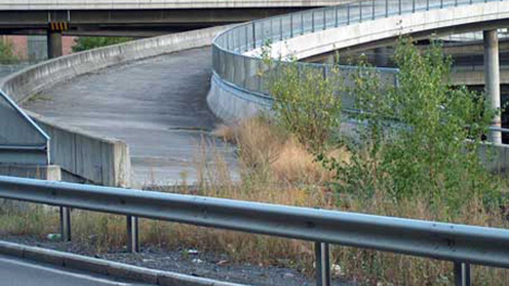 Vegvesnet bygget to broer i Lodalen i Oslo som ledd i planenfor ny firefelts innkjøring til sentrum på 80-tallet. Planene ble imidlertid endret, og nå kan broene rives. Slikde står nå, er de daglig påminnelser om at ikke alt går som man planlegger til enhver tid. Slik er det i et dynamisk samfunn.