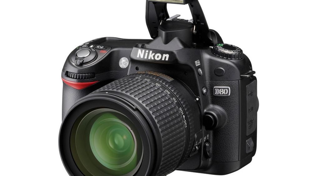 Nikon D80 regnes med å være tilgjengelig til salg i tidlig høst 2006.