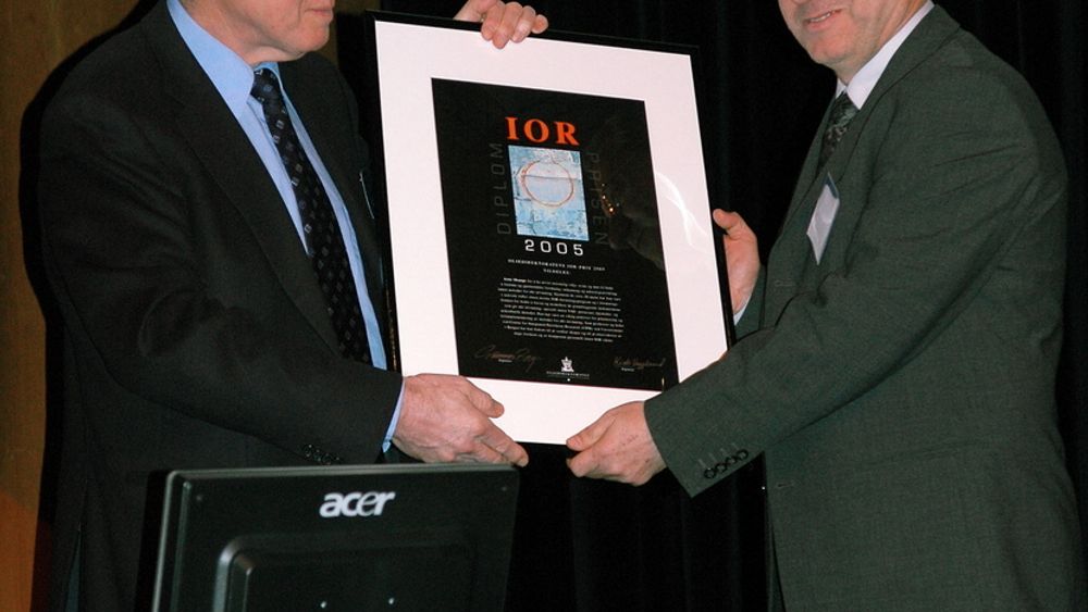 VELFORTJENT: Gunnar Berge overrekker IOR-prisen for 2005 til Arne Skauge.