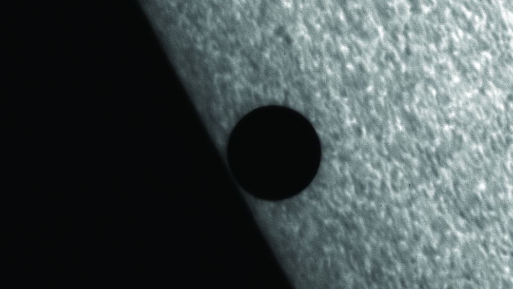 NÆRBILDE: Dette bildet av Merkurpassasjen ble tatt med Hinodes optiske teleskop (SOT) klokken 11.14 norsk tid onsdag 8. november.