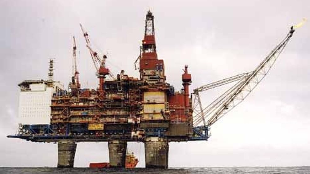 UFARLIG?: Analyser viser at det ikke er noen fare for at fiskebestandene selv om den blir utsatt for alkylfenoler i vannutslipp offshore. Her fra Gullfaks C. FOTO: Statoil