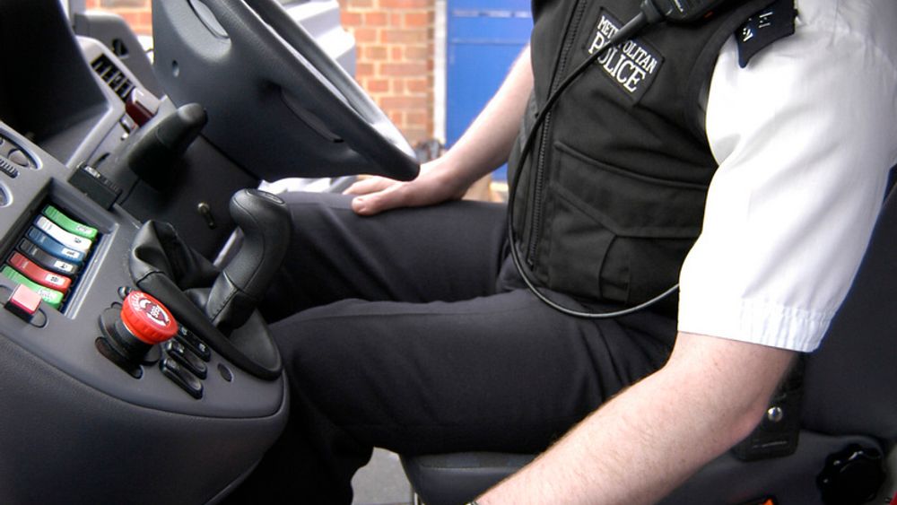 KJAPT: Nå tar det bare millisekunder for en bilbasert Scotland Yard "responsenhet" å koble seg opp på politiets sentrale datamaskin. Flere land har allerede kjøpt det engelske utstyret. Sverige har det, men Norge er foreløpig ikke i bildet.