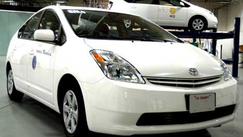 Blant annet bilprodusentene begynner å få fart på hydrogensatsingen. Toyota bygger om en del av sine Prius-modeller til hydrogendrift i California.