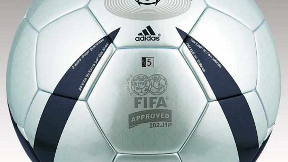 INGEN SMART BALL: Tyske Adidas skal også levere ballene til VM i år, men det blir den uintelligente typen som denne.
