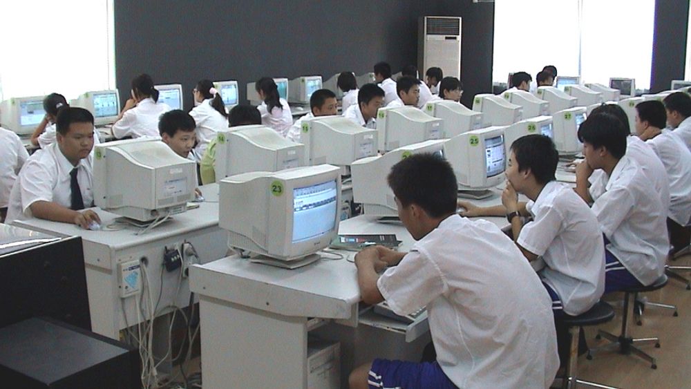 DÅRLIG EKSEMPEL: Kinesisk ungdom kan ikke finne akkurat det de vil på internett. Hvilke søkeresultater de får, er bestemt av regjeringen.