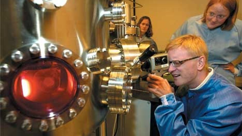 Nanolaboratoriet ved NTNU blir en grunnpillar i masterstudiet i nanoteknologi ved NTNU. Professor Thomas Tybell studerer en prosess i en elektrolyseovn.