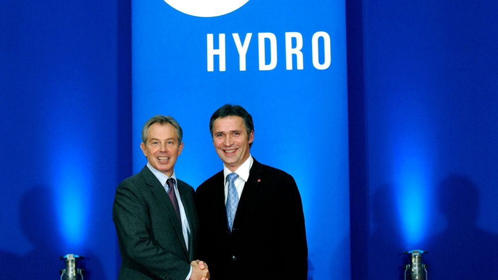 BLUE FOR YOU: Tony Blair og Jens Stoltenberg foran Hydros blå logovegg - samme farge som gassblusset.