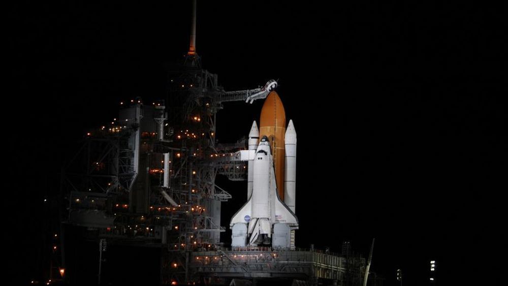 KLAR: Discovery sto klar på oppskytingsrampe 39B, med astronautene ombord, men til slutt var det været som vant - og astronautene måtte gå ut igjen.