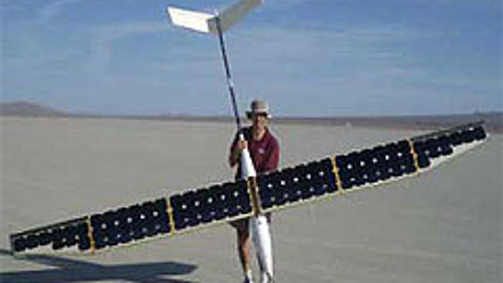 Fem meter i vingespenn, 15 kilo tungt, 76 solceller på vingene og kapasitet til å fly til evig tid; det solcelledrevne, ubemannede flyet SoLong er nå et faktum. FOTO AC PROPULSION