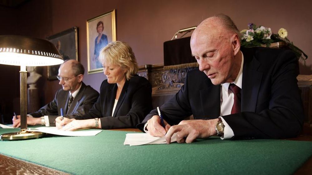 Jan Fridthjof Bernt, preses i Det Norske Videnskaps-Akademi, statsråd Kristin Clemet og stifteren Fred Kavli i Kavli Foundation, undertegner samarbeidsavtalen på Det Norske Videnskaps-Akademi.
