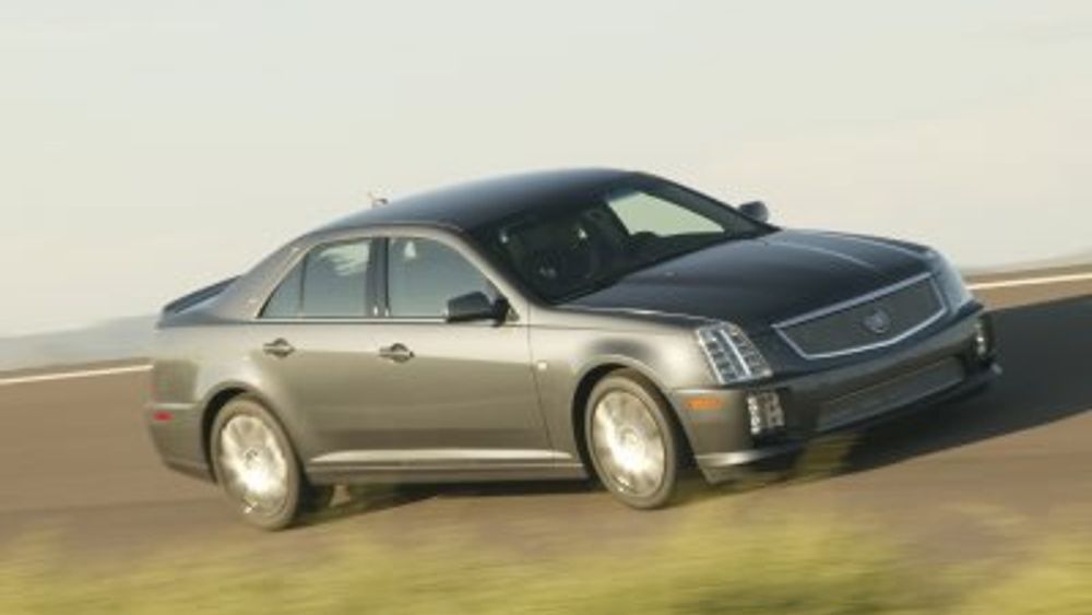 TOTONNS: To tonn jern og stål, kompressormatet V8-motor på 500 hk og 775 Nm moment er det i jubileumsutgaven av Cadillac STS, men bilen er 100% amerikansk og viser lite av den fremtidsteknikk som bl.a. EU vil komme til å kreve - ikke minst m.h.t. lavere utslipp og økt resirkuleringsgrad.