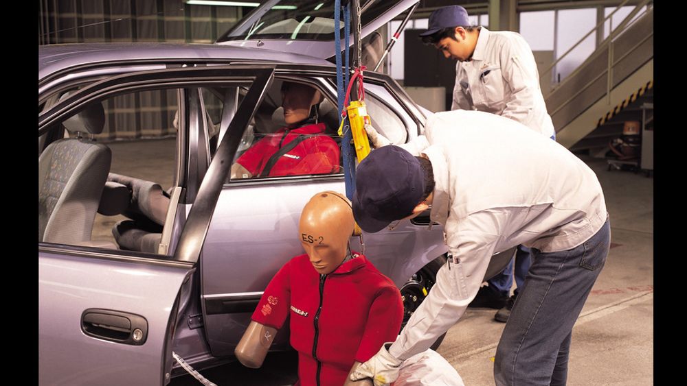 SNILLERE: Forsøk med dukker viser klart at Toyotas nye vertikaldelte kollisjonsputer har skadereduserende effekt.