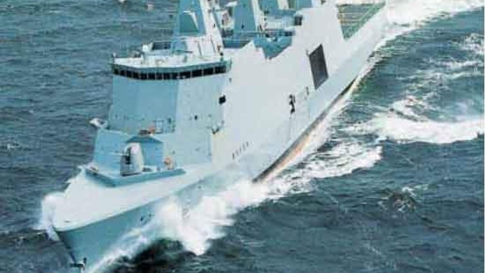 SPRAKK: Den nye danske fregatten Absalon måtte nylig inn til reparasjon: Ballasttankene var feilkonstruert og vibrerte i stykker da maskinene gikk. FOTO SØVÆRNET