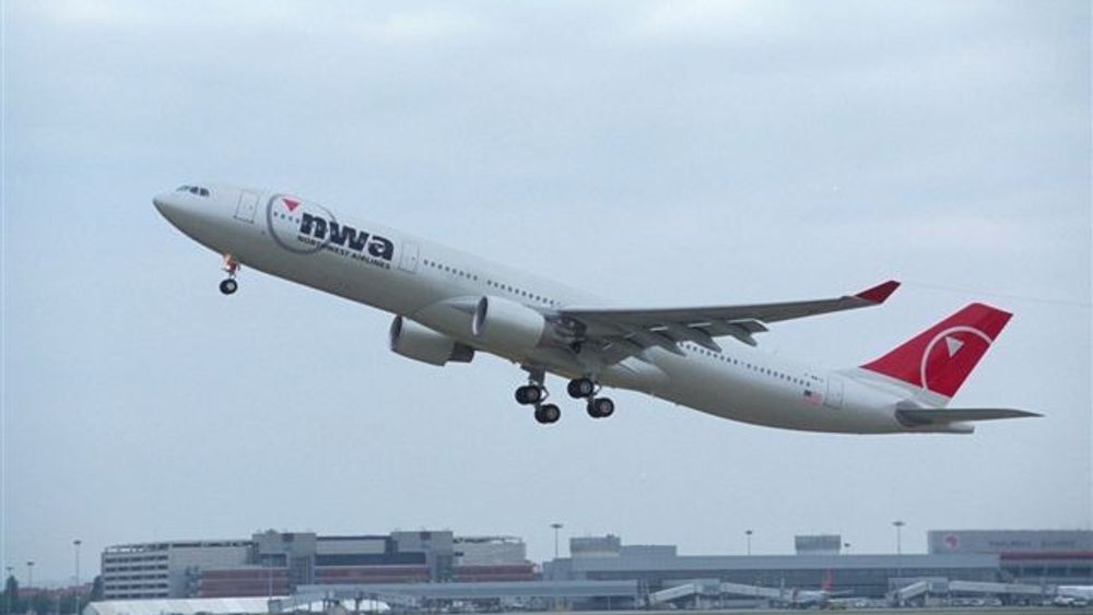 AMERIKANSK: Northwest Airlines er erkeamerikansk og de største flyene deres er fra Boeing (B747, på bildet). Det sies at de nå snuser å på Airbus-giganten A380. Alle andre Northwest-fly enn B747 er nå fra europeiske Airbus. Deres gamle DC-9 er faset ut. Med de nye ordrene vil selskapet eie hele 173 Airbus-fly. FOTO: NORTHWEST
