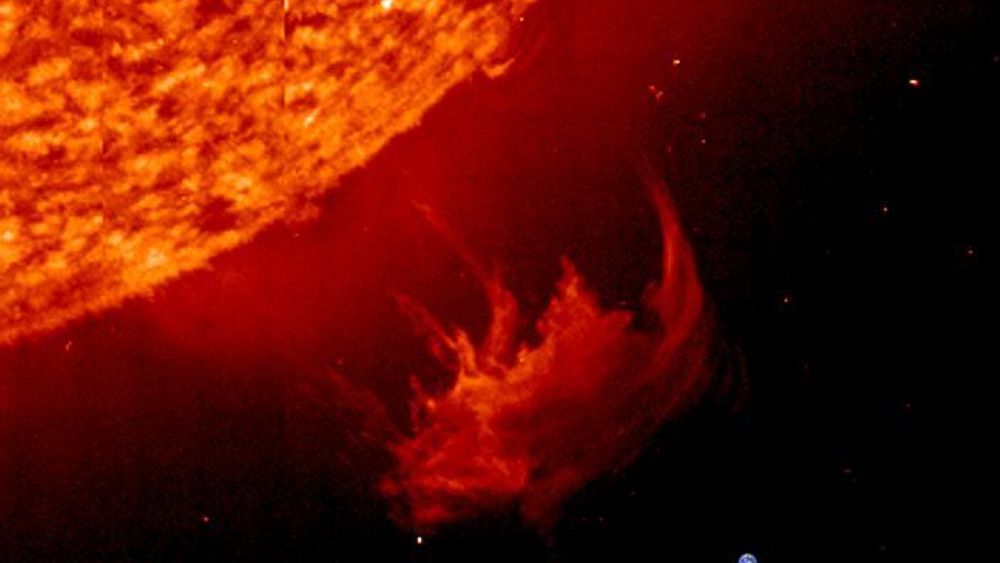 GIGANTISKE: Superkraftige sol-eksplosjoner utløses av at sterkt magnetisert gass ¿ altså plasma ¿ bryter gjennom solens gassoverflate nær et kraftig magnetfelt. Plasmaboblen og magnetfeltet kolliderte og utløste de kolossale energimengdene. Den lille blå flekken er vår egen klode, sammenlignet med gassutblåsningen!