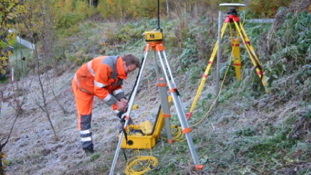 CPOS gir mer nøyaktig oppmåling for blant annet bygg- og anleggsbransjen. Her har Valdres Anlegg asrigget opp en GPS Trimble 5700 basestasjon. Foto: Valdres Anlegg