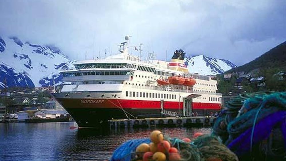 MS Nordkapp fikk en arbeidsulykke i forbindelse med en livbåtøvelse utenfor Ørnes. En omkom og to ble skadet.