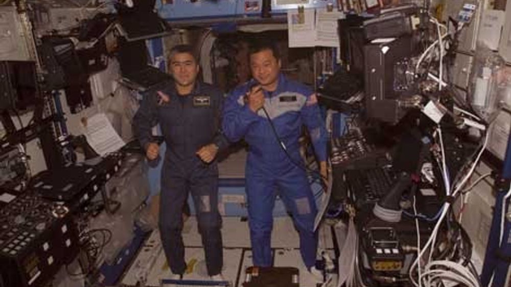 TRYGGE: Astronautene på Den internasjonale  
romstasjonen - russeren Sharipov (til venstre) og amerikaneren Chiao  
- er ganske trygge inni stasjonen under solstormer. BILDE: NASA