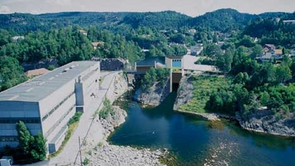 NYTT: Fotomontasje av nye Hunsfoss Øst kraftverk. Hunsfos fabrikker til venstre. ILL: AE NETTKONSULT.
