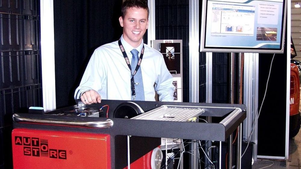 BRAGD 2004: I fjor kåret våre lesere Autostore kompaktlager til Årets ingeniørbedrift. Roboten og lagringssystemet er produsert i Norge. Salgskonsulent Håvard Hallås i firmaet Arkiv og Lager viser systemet.
