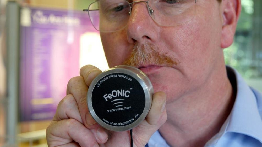 SYNGER: Det britiske selskapet FeONIC har utviklet vindusglass som kan fungere som høyttalere. Poenget er reklameinnslag bl.a. mens du står utenfor butikken og venter på bussen.