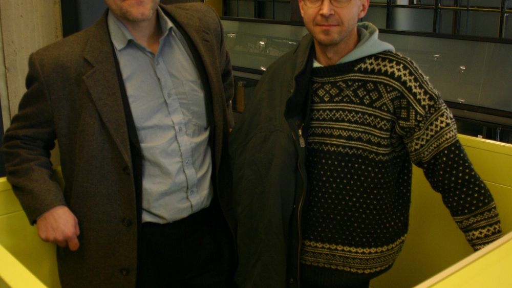 GULT ER KULT: Arkitektene Jan Olav Jensen og Børre Skodvin synes det er morsomt leke med farger. Heisen er bare gul fordi det er kult.