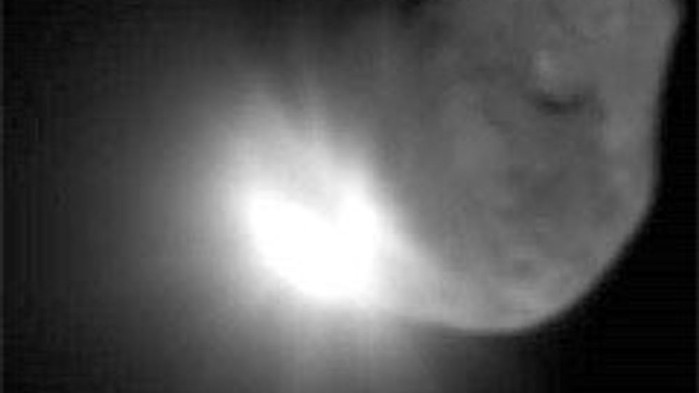 Komethammeren Impactor laget et enormt lysglimt da den traff kometen Temple 1 med en hastighet på 10 km/s i dag morges. Foto: Nasa