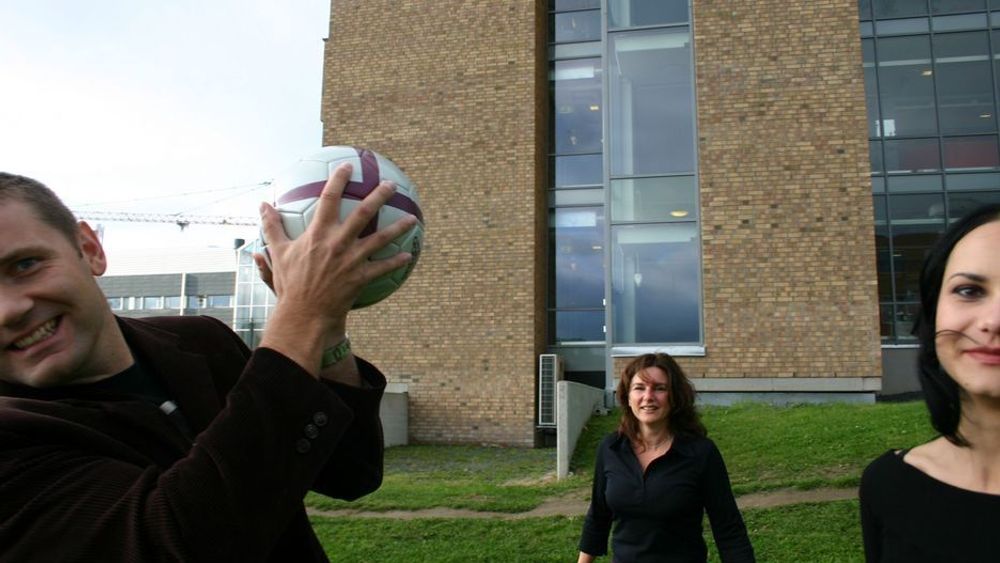 LYD PÅ BANEN:Det blir mere lyd under fotballsendingene med teknologien til Morgan Kjølerbakken, Vibeke Jahr og Ines Hafizovic.