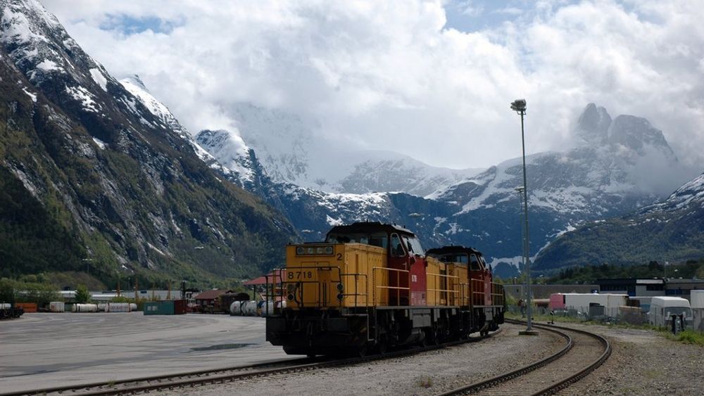 UVIRKSOMME:  Transporten må over fra vei til bane skal klimagassustlippene reduseres. Lokomotivene på Åndalsnes må komme i drift.