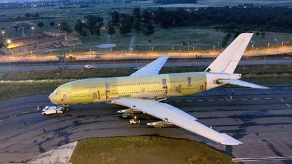 KJEMPE: Airbus A380 prototyp 001 taues her inn mot utstyrshangaren ved Airbusverkstedene utenfor Toulose. Maskinen skal prøveflys mot slutten av året, kanskje så tidlig som i august. FOTO: AIRBUS