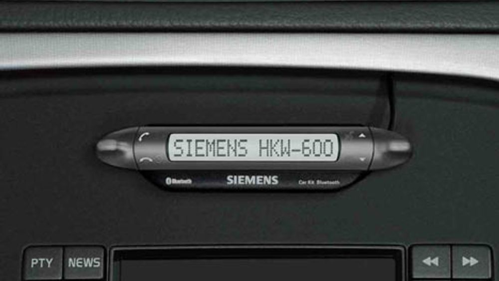 STAY OUT OF TRUBLE: Installerer du Siemens nye blåtannbaserte høyttalende telefon, HKW-600, slipper du prikk og bot for mobilbruk i bilen. Foto: Siemens