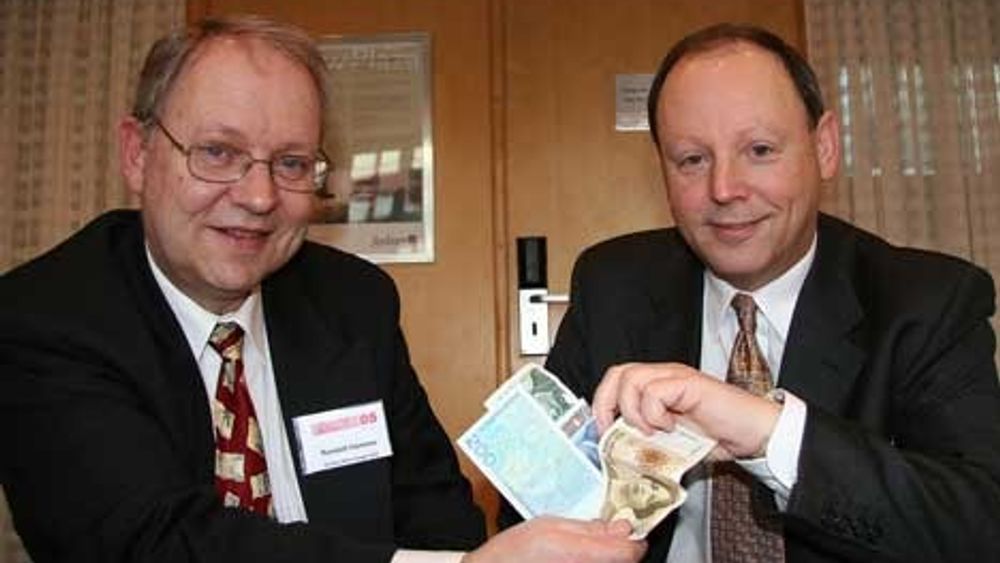 PASSER PENGENE: Randolf Hammer og Robert Svoren i Nordea gjør det vanskeligere å drive lyssky finansiell virksomhet.