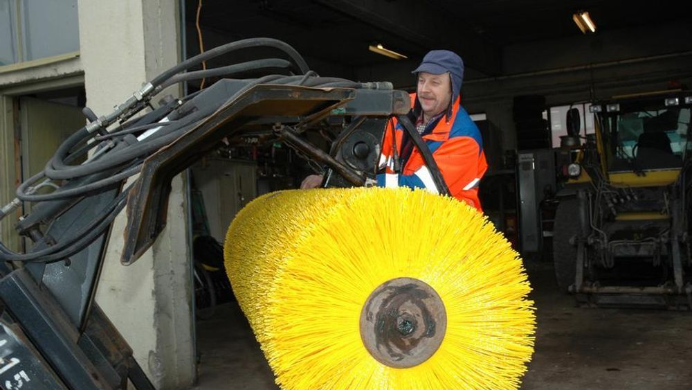 VEIBØRSTE: Trond Skilnad sjekker om alt er i orden før maskinen sendes på oppdrag i Hortens gater.FOTO: TESS