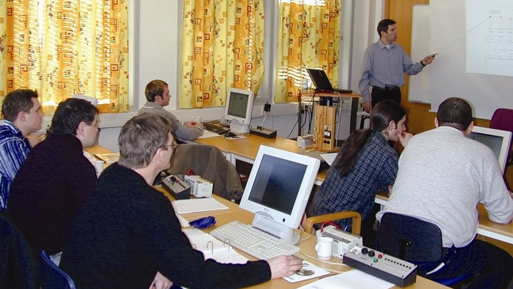 PÅ HUSET: Teknisk sjef Thorbjørn Ruud holder kurs i Beijer Electronics lokaler.