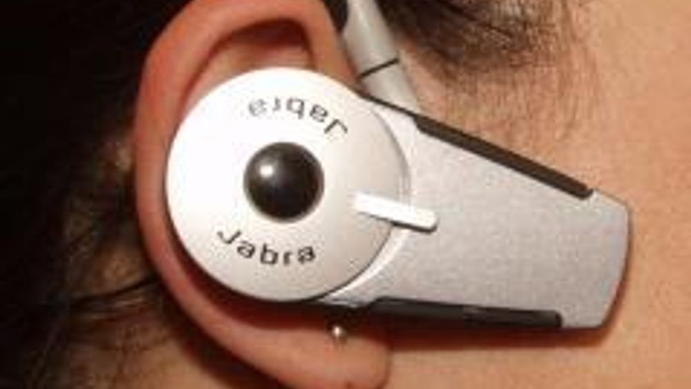 SVÆRT SMÅ: De nye hodesettene er så små at du nesten ikke kjenner at de henger på øret. Her: Jabra BT800. Foto:TU