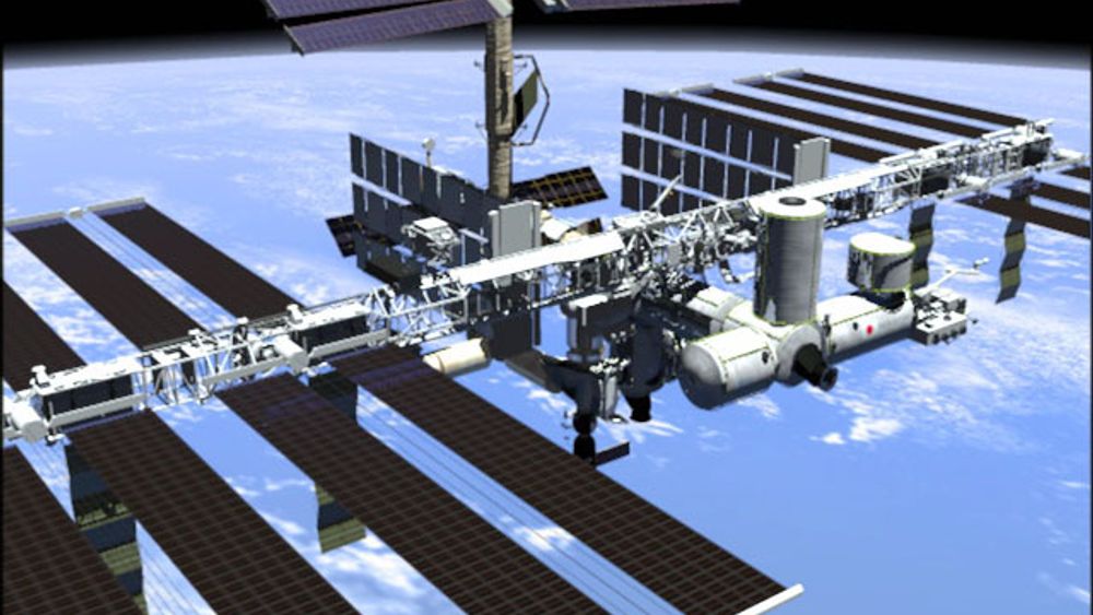 SVEVER OVER OSS: Den internasjonale romstasjonen ISS blir ikke like omfattende som opprinnelig planlagt.