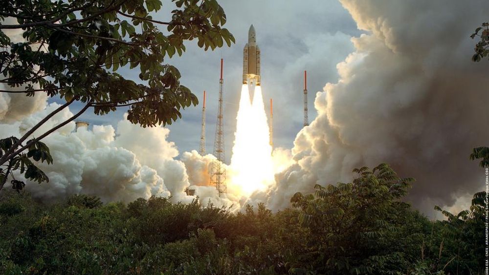 En ESA Ariane 5-rakett på vei ut i rommet med en fransk satellitt i desember 2004. ESA diskuterer framtida i Sandefjord i mai/juni.