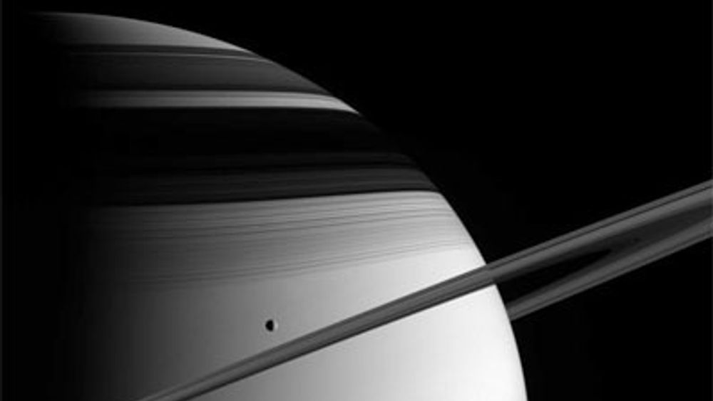 Saturn med sine isringer og månen Thetys. Bildet er tatt fra Cassini, som passerte 1,4 kilometer fra planeten.