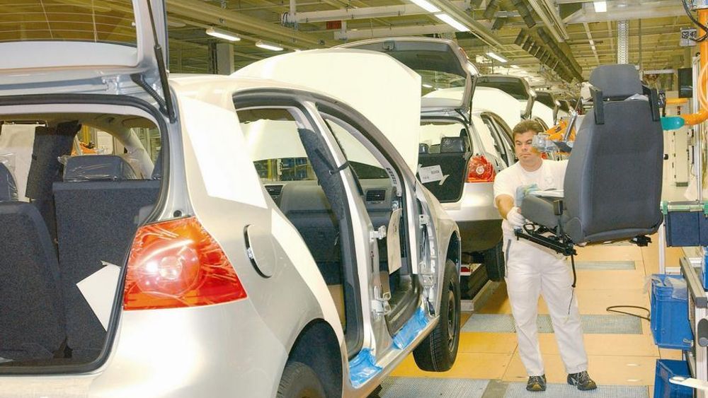 VITENSKAP: For å redusere belastningen på naturen og ressursene bygges bilene mer og mer resirkuleringsvennlige, sier man hos VW. Her et glimt inn i produksjonen av Golf ved anleggene i Wolfsburg.