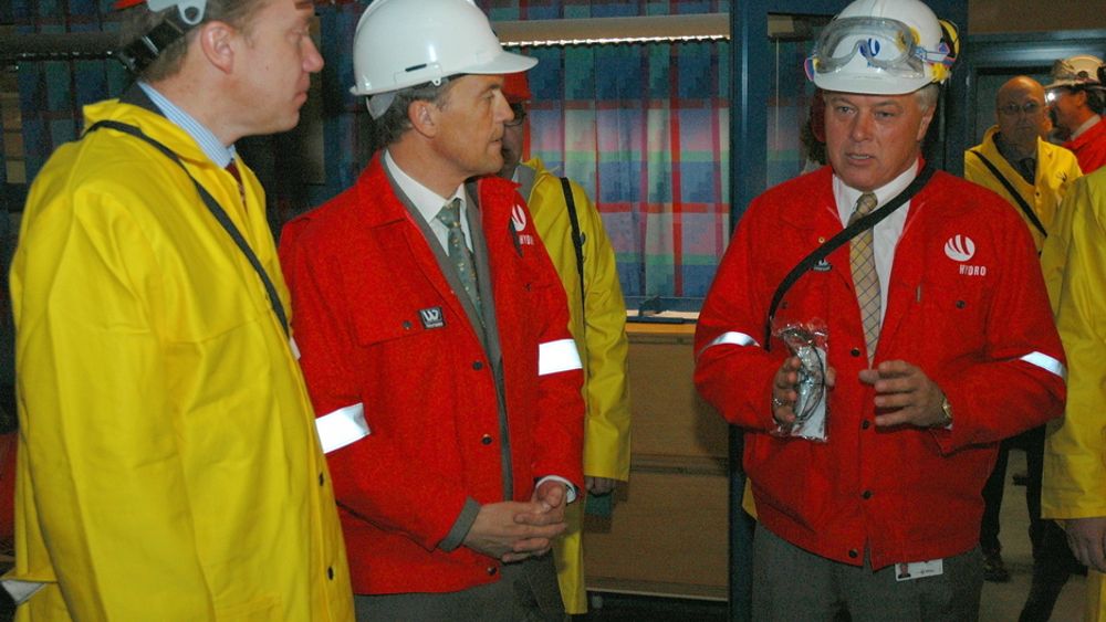 FORTELLER: Fabrikkdirektør leif Hellebøe, til høyre, forteller Børge Brende og Eivind Reiten om prosjektet. Her i kontrollrommet, hvor Hellebøes egne mannskaper har prosejkter og stått for idrftsettelsen av det avanserte kontrollanlegget.