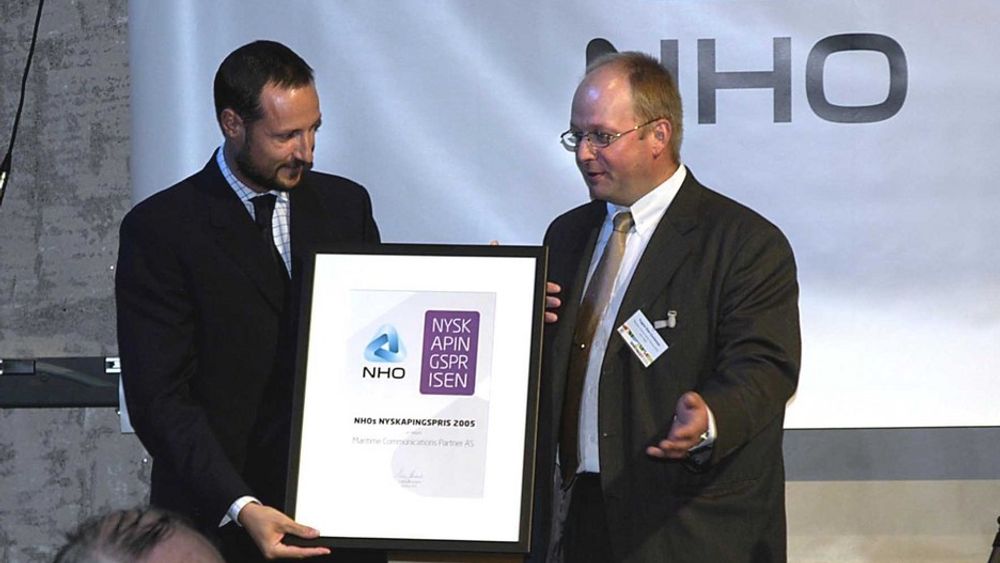 NYSKAPENDE: Kronprins Haakon deler ut NHOs Nyskapingspris til daglig leder Trygve Sten Gustavsen i Maritime Communications Partner.