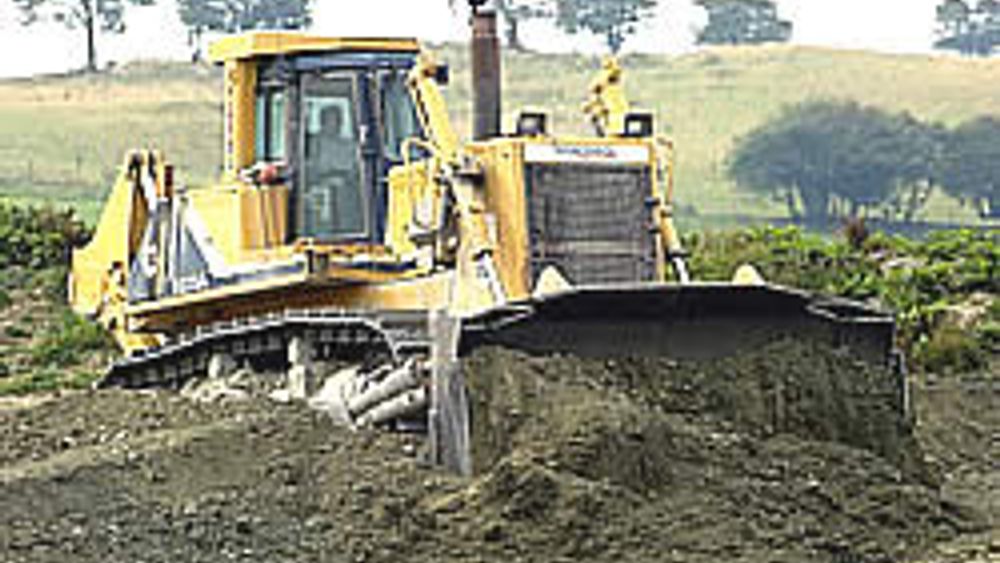 Maskinentreprenørene melder om flere ansatte og flere oppdrag. Det betyr flere dozertimer. Foto: Komatsu