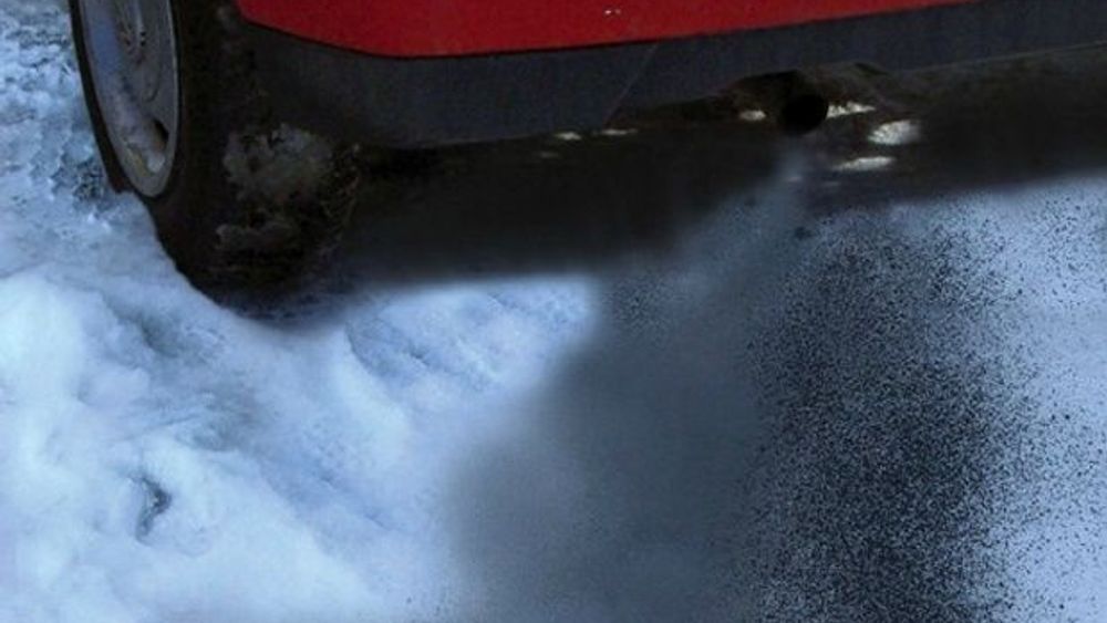 VARME: Kald motor soter! Og slipper ut uhumskheter. Elektrisk motorvarmer gir varm og lun kupe, sikrere sjåfør, bedre sikt og renere avgasser. Men kontaktene mangler. FOTO: DEFA