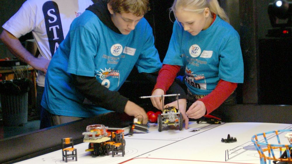 AKSJON: Laget Team Builders fra Bergen i aksjon. Dette laget fikk til slutt en fjerdeplass i robotkonkurransen.FOTO: FLL