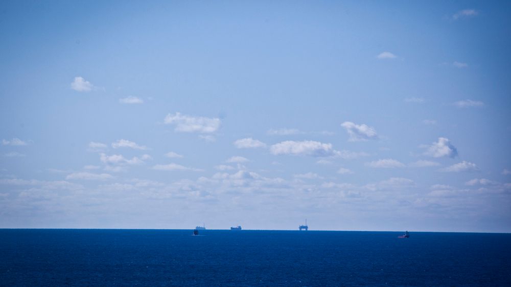 UKJENT: Geologien på Mørerandhøgda og Gjallarryggen Sør i Norskehavet er ukjent. I sommer skal noen av kunnskapshullene fylles. Her er utsikten fra den Statoil-opererte Heidrun-plattformen i Norskehavet. 