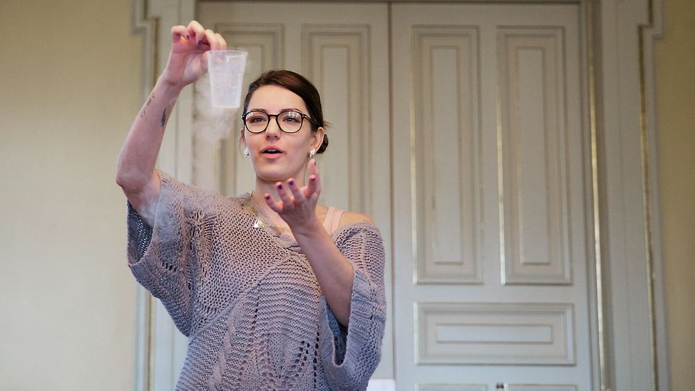 Fysiker Selda Ekiz, programleder i "Barn ingen adgang" er en av de 22 realfagsheltene som var invitert til en idedugnad med kunnskapsministeren. Foto: Eirik Helland Urke