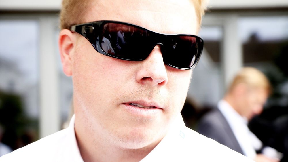 Ice-sjef Eivind Helgaker hjelper Tele 2 ved å leie bort frekvenser i et halvt år, men hjelper også seg selv med en avtale om å kjøpe mobilinfrastrukturen til Tele 2.